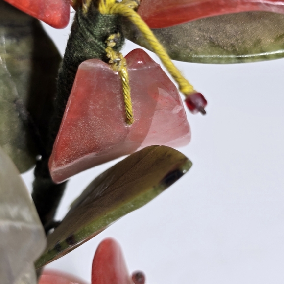 Source Unknown Red and Cream Glass Art Floral Display - Picture 9 of 15